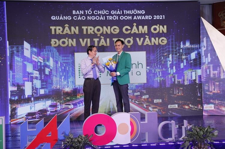 Ông Trẩn Hoàng - Tổng biên tập Tạp chí Doanh Nhân Sài Gòn trao Kỷ niệm chương cho các nhà tài trợ chương trình