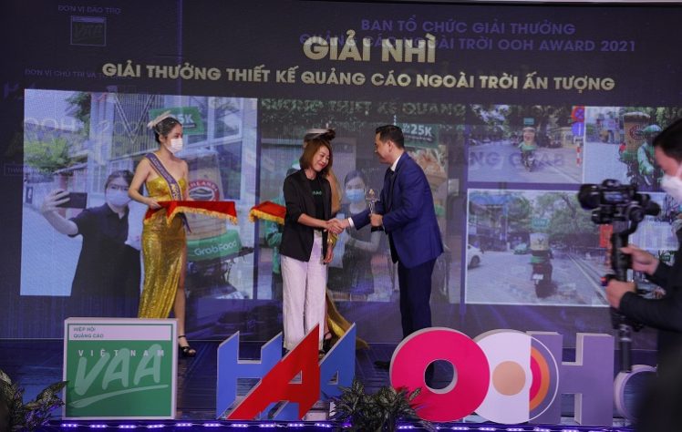 Ông Nguyễn Thanh Đảo - Quyền Chủ tịch Hội Quảng cáo TP.HCM trao giải cho Grab