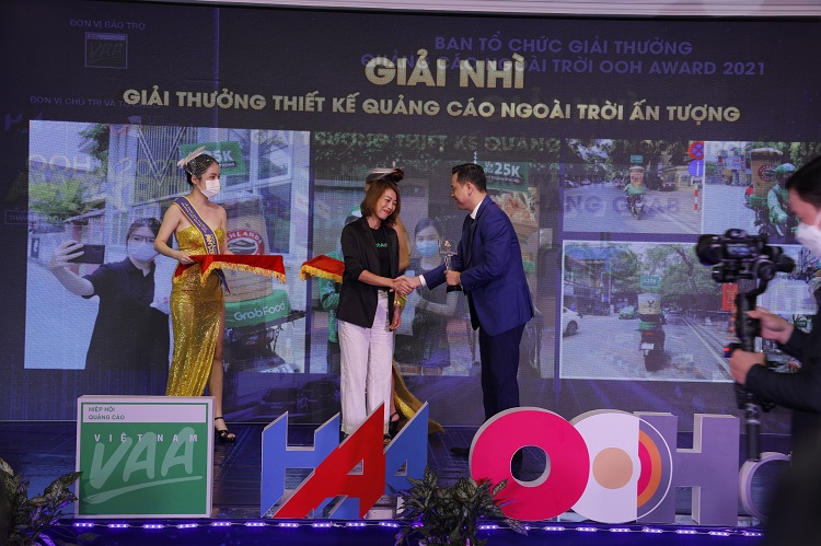 Ông Nguyễn Thanh Đảo - Quyền Chủ tịch Hội Quảng cáo TP.HCM trao giải cho Grab